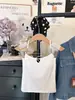 Camisole pura e sedutora de menina gostosa, com decote halter, vazada e com contas, com bojo, design justo ao corpo, top único e estiloso