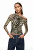 Top de malla retro con estampado de leopardo, de un solo hombro y manga larga para mujer, superventas transfronterizo europeo y americano, corte ajustado, sexy y seductor, camiseta básica