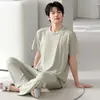 Pijama popular para hombre para verano, hecho de tela modal, de manga corta y pantalón largo, delgado y fresco, adecuado para usar en exteriores como ropa de casa