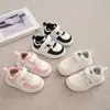 Tênis de lona infantis 2025 primavera novo estilo meninos meninas bebê sapatos de jardim de infância sapatinhos brancos sapatos para caminhar