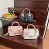 Bolsa de Mão Acolchoada Elegante e Moderna para Mulheres Verão 2025 com Lenço de Seda de Alto Padrão Versátil Bolsa Transversal com Corrente Tendência