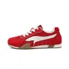 Zapatillas de entrenamiento alemanas de estilo alto retro color rojo vino con paneles de malla, zapatillas planas de caña baja para mujer, ligeras, transpirables, cómodas para el transporte