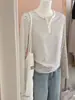 Camiseta de Manga Larga Rayada Estilo Perezoso Minimalista para Mujer, Nueva para Primavera/Otoño, Cuello en V, Botones de Color Contrastante, Top Holgado de Capa Interior, Camiseta Base