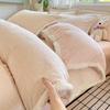 Juego de Cuatro Piezas de Terciopelo de Leche Tallado Clase A Nuevo Invierno 2025 Funda de Edredón Gruesa de Gama Alta Sábana de Cama de Terciopelo Coral Ropa de Cama 3
