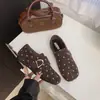 Zapatos cálidos de felpa de fondo plano para mujer, punta fina, talón totalmente cerrado, zapatos de algodón, estilo coreano, correa de piel sintética con hebilla, invierno, con terciopelo, punta con puntos ondulados, velcro
