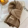 Bufanda nueva de lana mezclada estilo navideño en color rojo con exquisita costura de borde, versátil para parejas y mujeres