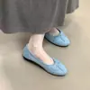Sapatos Femininos Retro Francês com Laço Boca Rasa Outono Inverno 2026 Novo Design Sense Sola Rasteira Slip-on Sapatilhas