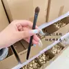 Pincel de Sombra de Ojos Color Almendra de Lana Fina y Ligera para Aplicación de Color, Difuminado de Base y Aplicación Detallada de Color en el Párpado Pincel de Maquillaje de Pelo Animal Cangzhou