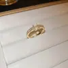 Anel Quadrado de Zircônia Banhado a Ouro Real Estilo Retrô Europeu Anel de Dedo Indicador Fashion para o Trabalho Leve Luxo Toque de Alta Qualidade Joia de Mão Feminina