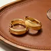 Pendientes de clip para oreja anchos geométricos en forma de C retro europeos y americanos moda simple lisos exagerados de alta gama venta al por mayor