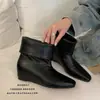 Versão 2026 de botas versáteis de cano dobrável para mulheres, estilo retrô, nova coleção primavera/outono, couro macio, bico quadrado, com design interno que aumenta a altura, fashion