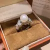 Anel Aberto Formato Asa com Pérola e Zircônia, Luxo Leve, Sensação de Alto Padrão, Design Estiloso e Versátil, Joia Elegante