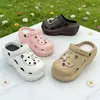 Tamancos de Sola Grossa com Aumento de Altura Personalizados de Fábrica para Mulheres, Sapatos de Praia, Chinelos Casuais para Casa, Acessórios de Desenho Animado, Novos