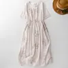 Foto Real de Vestido de Algodón y Lino Floral Pequeño Retro para Mujer 2025 Nuevo Aspecto Holgado Adelgazante Cintura con Cordón Vestido Largo de Vacaciones