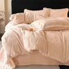 Juego de ropa de cama de cuatro piezas de terciopelo de leche con estampado floral de conejo y ribete de pompón, funda de edredón y sábana de forro polar coral, juego de tres piezas para dormitorio