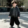 Conjunto de Primavera y Otoño para Niños 2026 Nuevo Estilo Moda Infantil Chaqueta de Cuero Bebé Estilo Coreano Atuendo de Otoño Conjunto de Tres Piezas Moderno