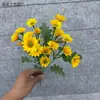 7 Tenedores 20 Cabezas Margarita Pequeña Simulada Pinza de Cangrejo Crisantemo Flor de Seda Arreglo Floral para el Hogar Decoración de Carretera Accesorios para Fotografía Flor Artificial Mayoreo
