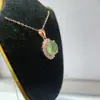 Colgante de piedra de uva natural semilla de hielo fluorescente plata 925 incrustación de precisión piedra principal 7*8mm piedra de uva natural