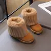 Botas de neve para meninas, novo estilo de inverno 2026, sapatos infantis espessos e quentes, forrados com fleece, botas curtas da moda