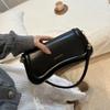 Bolso de hombro ligero con textura de lujo, nuevo bolso de mano francés de estilo nicho para el invierno de 2023, bolso de mano para uso diario, bolso de mano que combina con todo.