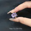 Anillo morado de circonita con forma cuadrada, nuevo, elegante y minimalista para mujer, que irradia una elegancia sofisticada y discreta, perfecto para el dedo índice