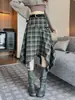 Foto real de falda de cuadros retro estilo coreano para mujer, nuevo modelo 2026, de cintura alta irregular, que cubre la cadera, estilizada, midi
