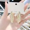 Aretes de Metal con Aros de Cristal de Malla Hueca, Aretes de Alta Gama con un Toque Moderno y Elegante, Aretes para Mujer con Microincrustaciones al por Mayor