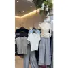 Blusa de Tricô Frutada de Camada Dupla com Decote em V para Mulheres, Nova Coleção Verão 2026 Estilo Francês, Versátil, Slim-Fit, Manga Curta