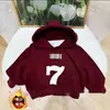 Conjunto de sudadera con forro polar para niño de otoño e invierno 2026 nuevo conjunto de dos piezas para niños, top estampado estilo coreano y pantalones vaqueros de moda