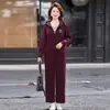 Conjunto de roupas esportivas casuais para mulheres de meia-idade, coleção de outono 2026, estilo para 50 anos, conjunto de moletom de duas peças, plus size, projetado para mães