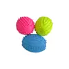 Venta al por mayor de fábrica juguetes para perros pelota de granada de rugby TPR limpieza de dientes juguetes interactivos con sonido suministros para mascotas