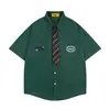 Camisa de Manga Corta Estilo Universitario para Hombre Moderna Bordado de Letras Americanas Holgada Casual Camisa con Solapa de Corbata Verano