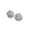 Aretes Dorados Huecos de Flor para Mujer 2026 Nuevo Diseño Popular Aretes de Nicho con un Sentido de Sofisticación y Lujo Ligero