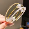 Pulseira Aberta Irregular de Pérolas com Três Camadas Cravejada de Diamantes, Pulseira de Luxo Leve e de Alta Qualidade, Pulseira Exquisita, Moderna e Versátil