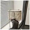 Nova Bolsa Transversal de Ombro Único Feminina Estilosa de Verão com um Design de Moda Tendência de Nicho Chique e Simples Bolsa Quadrada Pequena