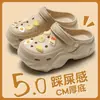 Zuecos de Mujer Estilo Nuevo para Verano 2026, Sandalias de Playa Antideslizantes, Pantuflas de Eva de Suela Gruesa que Aumentan la Altura, de Punta Cerrada
