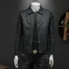 Nova jaqueta de couro masculina estilo europeu com gola reversível, estilo motociclista, casaco de couro slim-fit moderno e casual, versão coreana, top estiloso