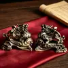 Venta Directa de Fábrica de Par de Pequeños Adornos Pixiu de Latón para Escritorio de Oficina, Decoraciones de Mascota de Té de Bronce Antiguo, Artesanías y Regalos al por Mayor