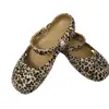 Tamancos de balé com estampa de leopardo retrô cruzada, sandálias de verão femininas sem cadarço, casuais e versáteis, perfeitas para o dia a dia