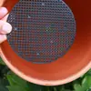 Malla plástica perforada circular con base de tierra a prueba de fugas para drenaje en el fondo de macetas con un diámetro de 2.5 cm y 10 cm