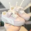 Sapatos versáteis Forrest Gump para crianças, nova coleção outono 2026: tênis leves e casuais para meninos, tênis de treino alemães com sola macia para meninas