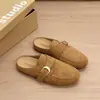Mules femininas com fivela de metal estilo Birkenstock, nova coleção outono 2026, couro camurça, design de bico fechado, estilo casual e retrô, perfeitas para usar ao ar livre