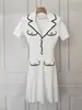 SP2025 verano nuevo elegante contraste blanco y negro color solapa pequeña manga corta cintura corta manga corta vestido de punto mujer