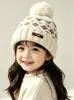 Gorro infantil estilo coreano para otoño e invierno, con diseño Fair Isle, pompón y tejido de punto, apto para niños y niñas, proporcionando calidez y protección para los oídos