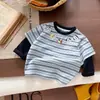 Conjunto de niño 2026 colección de otoño nueva: Conjunto de dos piezas para niños pequeños: top de rayas y pantalones vaqueros de trabajo bordados