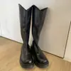 Novidades 2026 Botas de cano alto com decote em V para mulheres baixinhas, botas de montaria com sola grossa para valorizar o formato das pernas, adequadas para o trajeto diário e para sair.