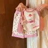 Conjunto para Meninas Roupas Estilosas de Outono 2026 Novo Estilo Calça de Perna Larga para Bebê e Criança Pequena Blusa de Manga Longa com Desenho Conjunto de Duas Peças Tendência
