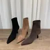 Botas curtas da moda estilo retrô com bico fino para mulheres, adequadas para combinar com saias, botas de salto alto fino, novas botinhas estilo coreano para outono e inverno de 2026