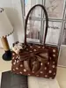 Bolso tote de ante con lunares y lazo de estilo coreano de moda para mujer, nuevo y moderno 2026, versátil, de gran capacidad, para llevar bajo el brazo