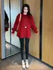 Suéter de tricô vermelho casual de comprimento médio e manga longa para mulheres, novo para o inverno de 2026, peça interna solta e estilosa